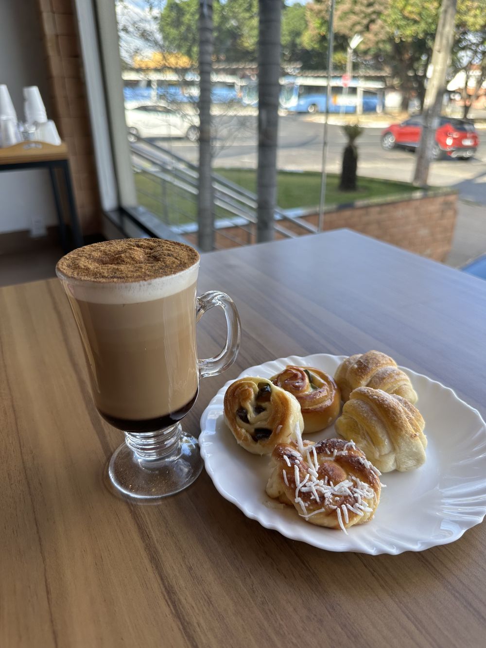 Cappuccino Stravaganza servido com folhados fresquinhos