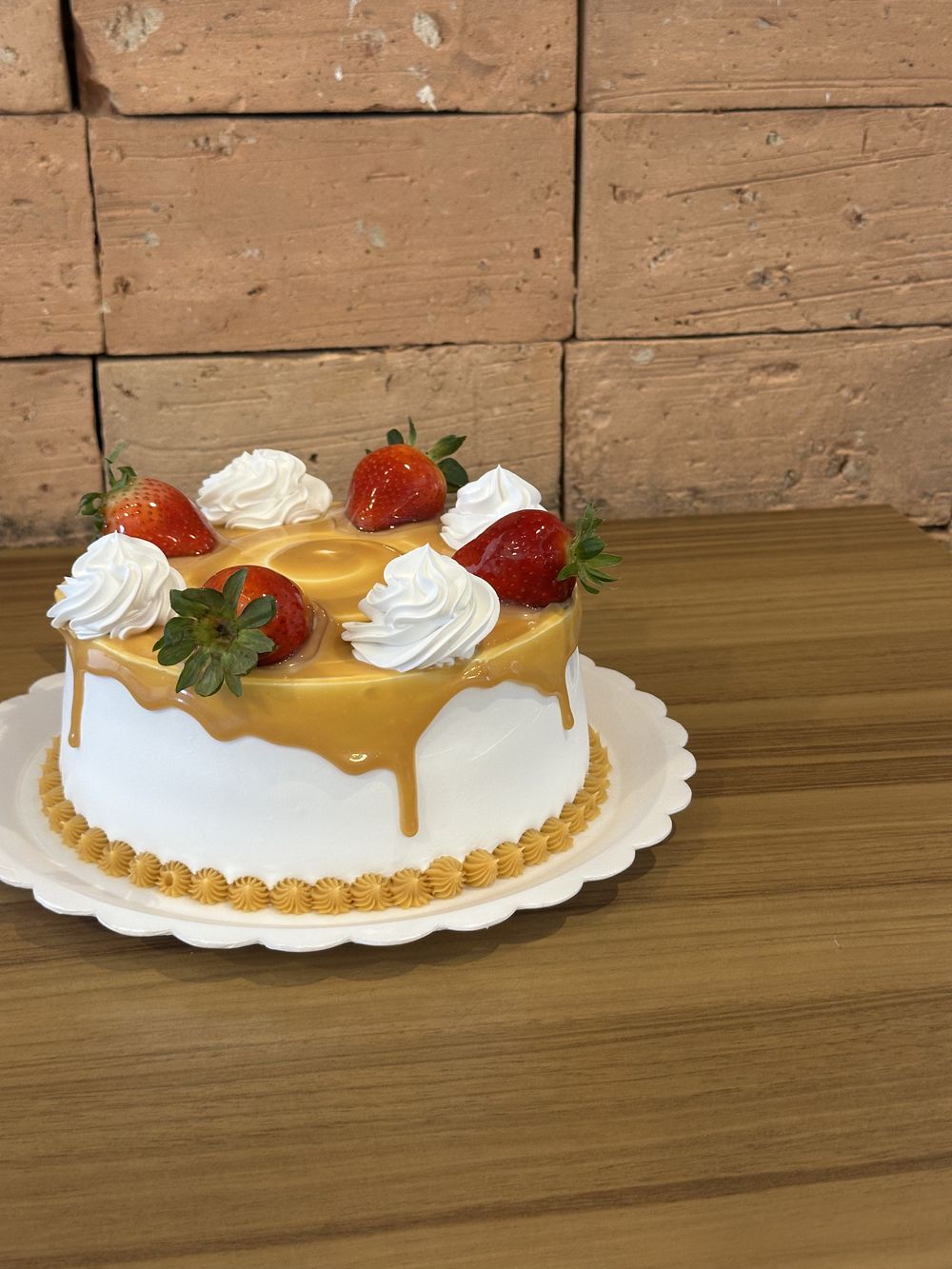 Bolo de doce de leite com morango