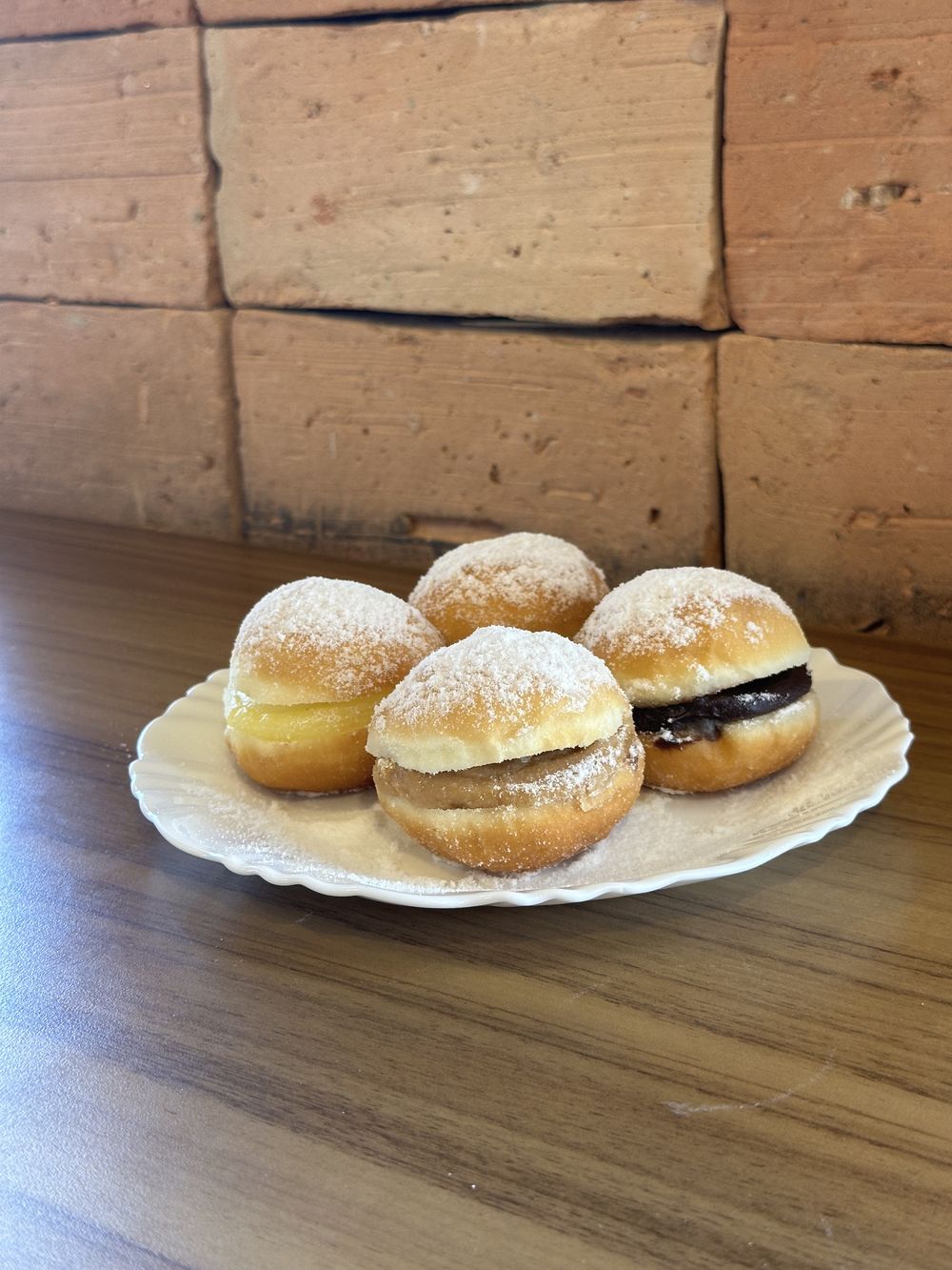Prato com trio de sonhos sortidos, sabores variados